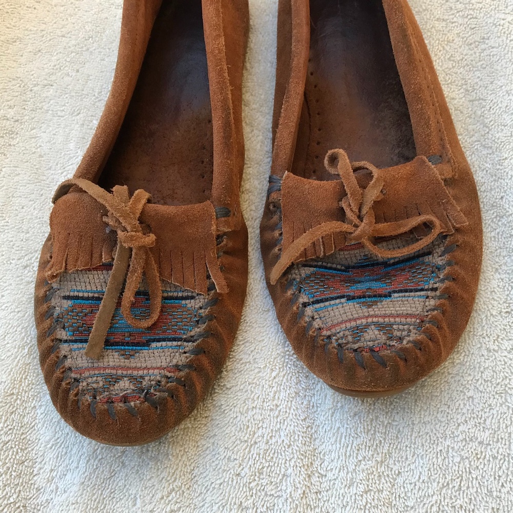 Minnetonka kilty mocassins with tribal pattern, 10